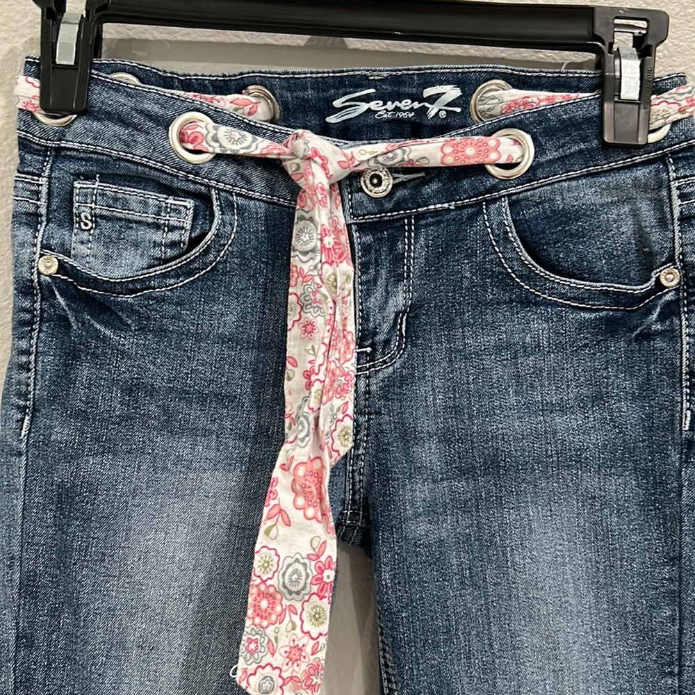 Cute jeans with a tie fabric belt - Picture 2 of 5